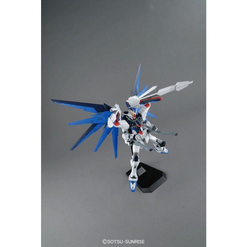 Maqueta Gundam MG ZGMF-X10A Freedom Gundam (Ver. 2.0) 1/100 Detallada