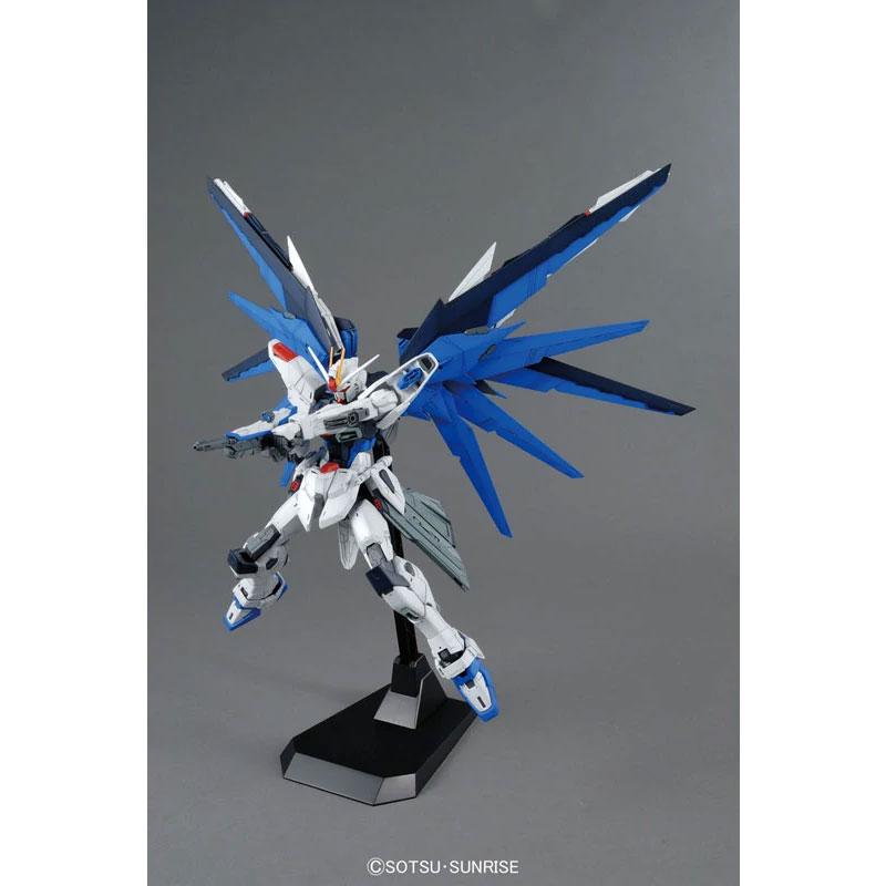 Maqueta Gundam MG ZGMF-X10A Freedom Gundam (Ver. 2.0) 1/100 Detallada