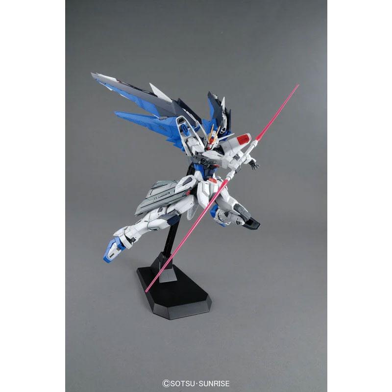 Maqueta Gundam MG ZGMF-X10A Freedom Gundam (Ver. 2.0) 1/100 Detallada