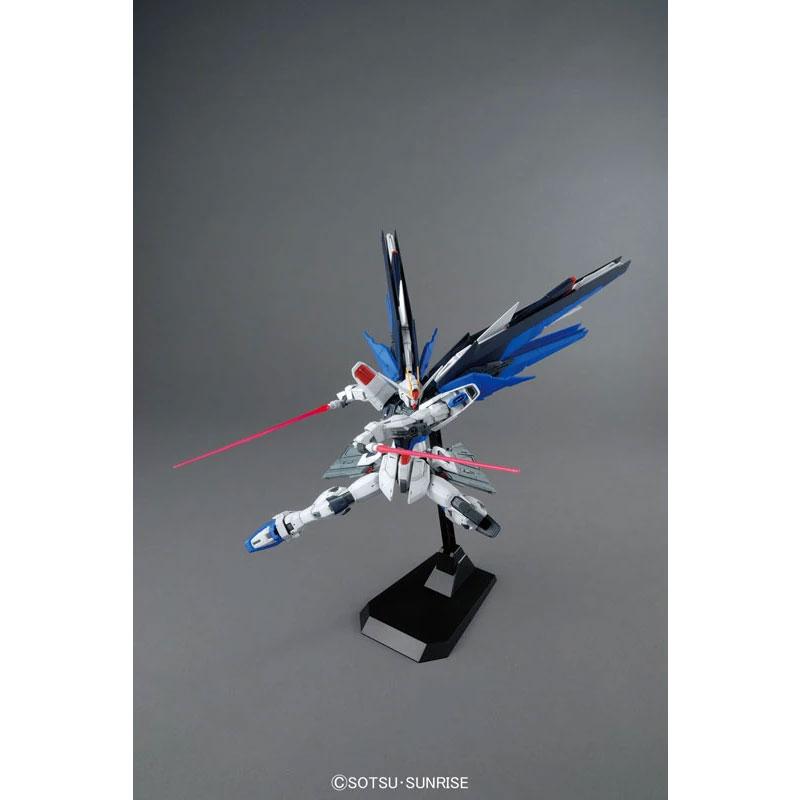 Maqueta Gundam MG ZGMF-X10A Freedom Gundam (Ver. 2.0) 1/100 Detallada