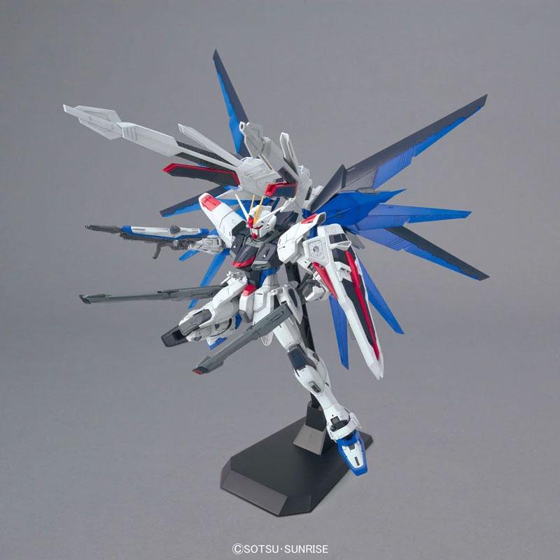 Maqueta Gundam MG ZGMF-X10A Freedom Gundam (Ver. 2.0) 1/100 Detallada