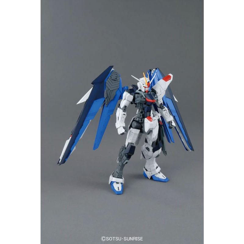 Maqueta Gundam MG ZGMF-X10A Freedom Gundam (Ver. 2.0) 1/100 Detallada