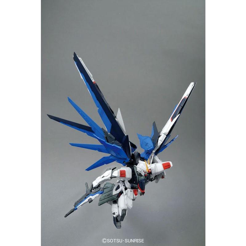 Maqueta Gundam MG ZGMF-X10A Freedom Gundam (Ver. 2.0) 1/100 Detallada