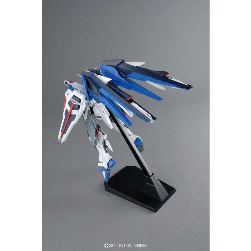 Maqueta Gundam MG ZGMF-X10A Freedom Gundam (Ver. 2.0) 1/100 Detallada